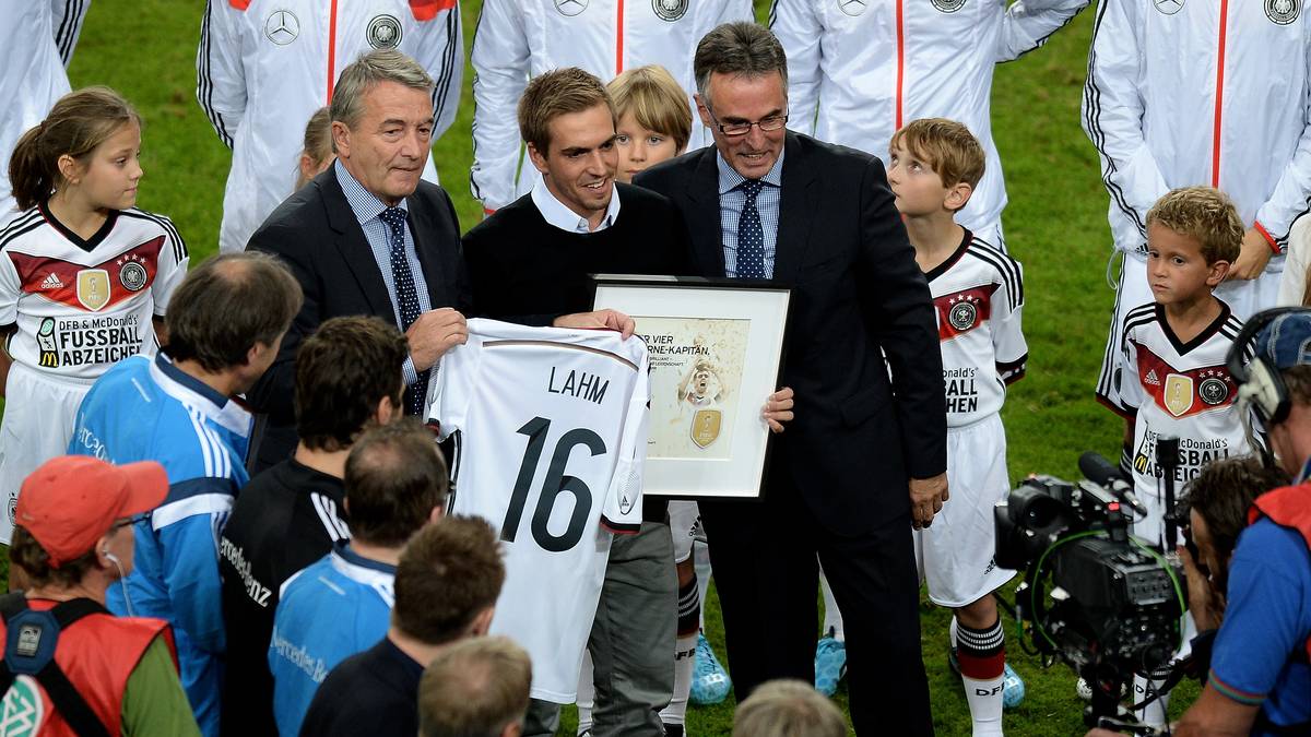 Beim Freundschaftsspiel gegen Finalgegner Argentinien wird Lahm in Düsseldorf nach 113 Länderspielen von DFB-Präsident Wolfgang Niersbach offiziell verabschiedet