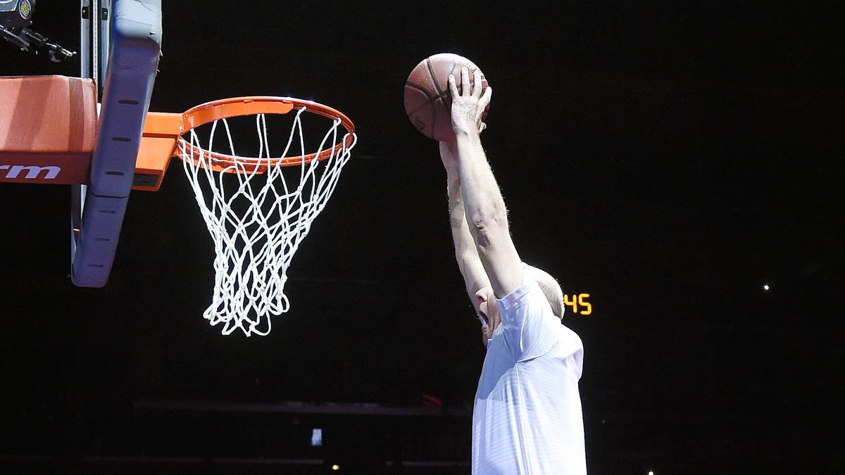 Balmer konnte sich das vorher schon denken. Also versprach er dem Publikum ein paar Schuhe, wenn er einen Dunking netzt. Der Dunk klappte und jeder im Staples Center ging mit neuen Schuhen nach Hause. Die Clippers waren eines von vier Teams ohne Maskottchen in der NBA. Einen guten Einstand hatte Chuck, die Clippers schlugen Brooklyn mit 105:95