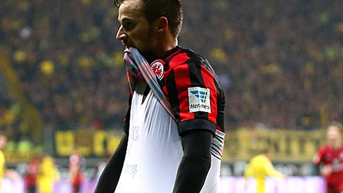 Großes Aufsehen erregte auch der Schweizer Haris Seferovic, damals im Trikot von Eintracht Frankfurt, als er fast zur selben Zeit dem Gewaltopfer Tugçe gedachte. Auf seinem T-Shirt hatte er geschrieben: "Tugçe = Zivilcourage, Engel, Mut, Respekt." Der DFB wies danach darauf hin, dass die Spieler so etwas künftig zu unterlassen haben, doch …