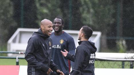 Thierry Henry (l.) und Romelu Lukaku (M.) fachsimpeln bei Belgiens Nationalteam auch mal über Fortuna Düsseldorf