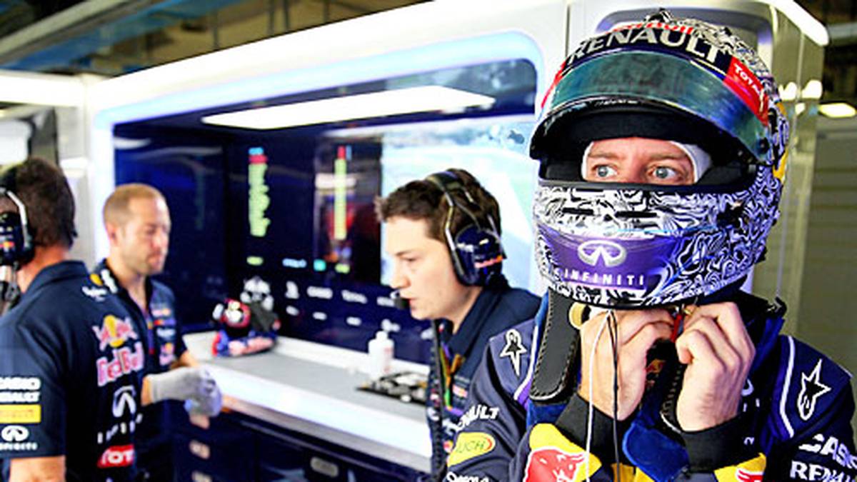 Weltmeister Sebastian Vettel rangiert mit einer Bestzeit von 1:25,436 Minuten nur einen Platz vor dem 25-Jährigen - aber 1,327 Sekunden hinter der Spitzenzeit von Hamilton. Vettel nennt am Ende der Qualifikation die Top-5 als Ziel fürs Rennen am Sonntag