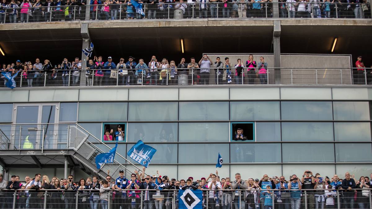 In Hamburg bereiten die Fans des Bundesliga-Dinos ihrer Mannschaft einen äußerst ermutigenden Empfang  