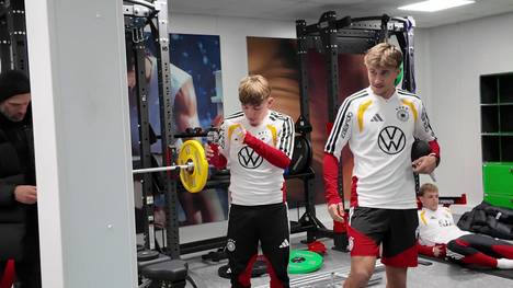 Tom Bischof und Lennart Karl begeistern aktuell beim FC Bayern. Jetzt werden die beiden Bayern-Shootingstars auch bei der U21 ausgezeichnet. 