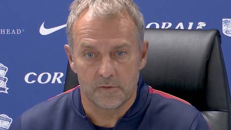 Nach dem Testspiel-Remis gegen Birmingham City übt Hansi Flick Kritik am Debüt von Karim Adeyemi für den FC Barcelona. Der deutsche Cheftrainer sieht beim Neuzugang aus Dortmund noch deutlich Luft nach oben.