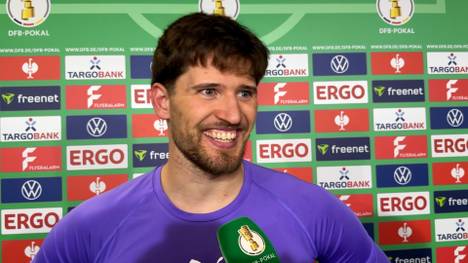 Gregor Kobel pariert den entscheidenden Elfmeter, der den BVB in die nächste Runde bringt. Im Anschluss macht er ein Geständnis bezüglich seiner Vorbereitung auf das Elfmeterschießen.