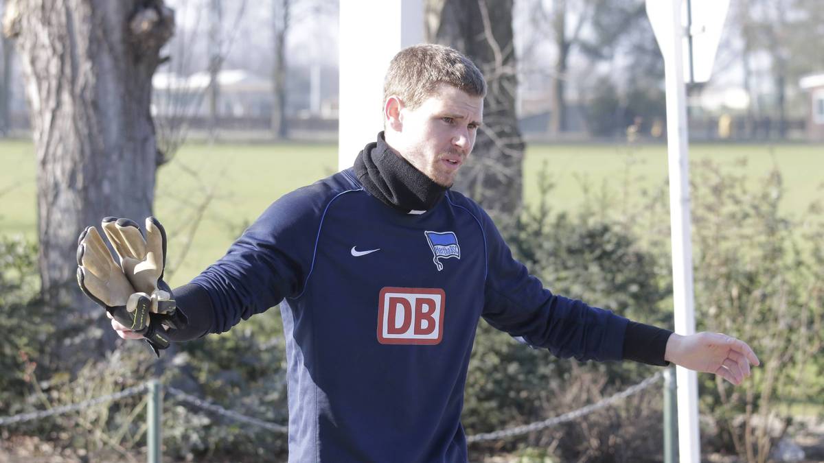 Danach verlässt Thomas Kraft das Spielfeld. Er scheint sich zu besinnen und will nicht noch weiteren Ärger provozieren