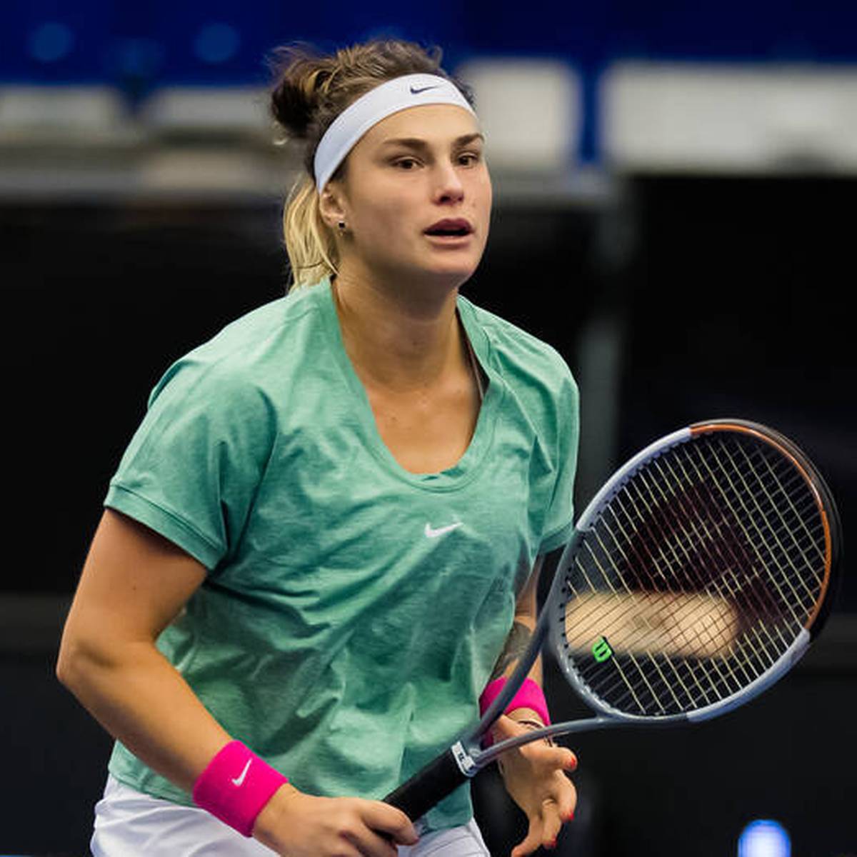 Tennis: Aryna Sabalenka gewinnt gegen Viktoria Azarenka belarussisches  Finale