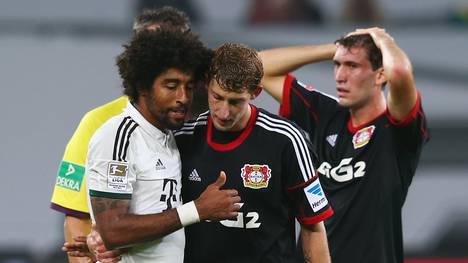 Dante vom FC Bayern und Stefan Kießling von Bayer Leverkusen im Gespräch