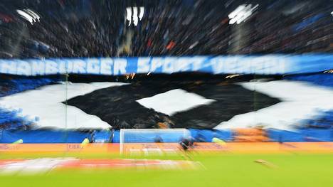 HSV-Fans präsentieren im Stadion stolz die Raute