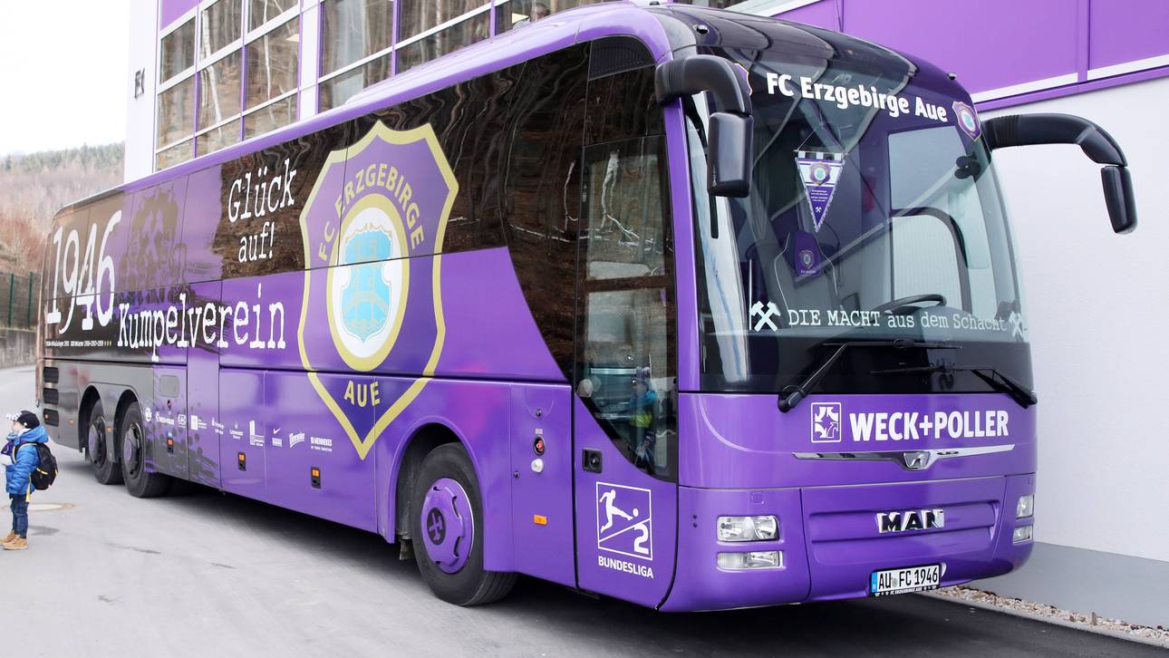 Aues Bus auf Autobahn gerammt