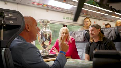 Mario Basler und Gerald Asamoah begleiten den EM-Pokal nach Berlin, wo am Sonntag das EM-Finale zwischen Spanien und England stattfinden wird.