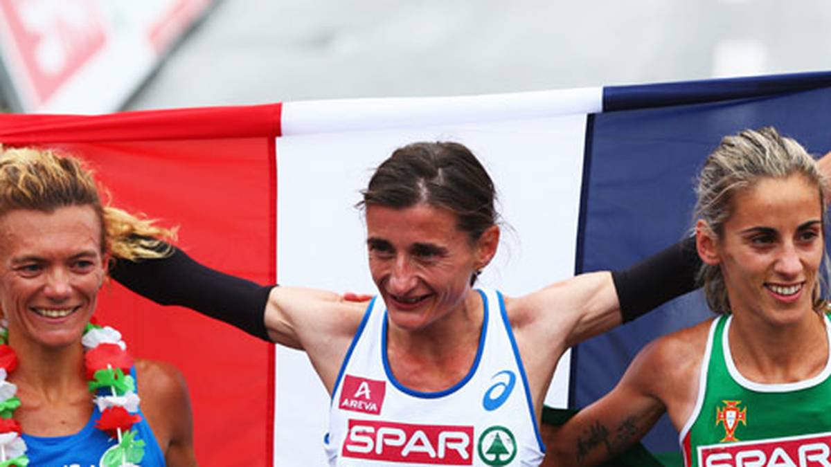 Die Italienerin Valeria Straneo (l.) schafft es auf Rang 2, Dritter wird Jessica Augusto aus Portugal