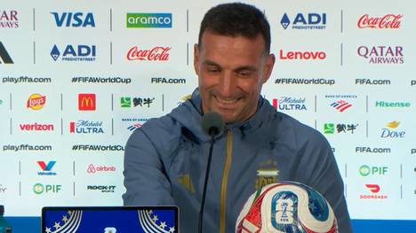 Eine Frage zu Lionel Messi sorgt auf der Pressekonferenz mit Argentinien-Trainer Scaloni für Gelächter. Zudem verrät der Coach, dass der argentinische Superstar im letzten WM-Gruppenspiel nicht in der Startelf stehen wird. 