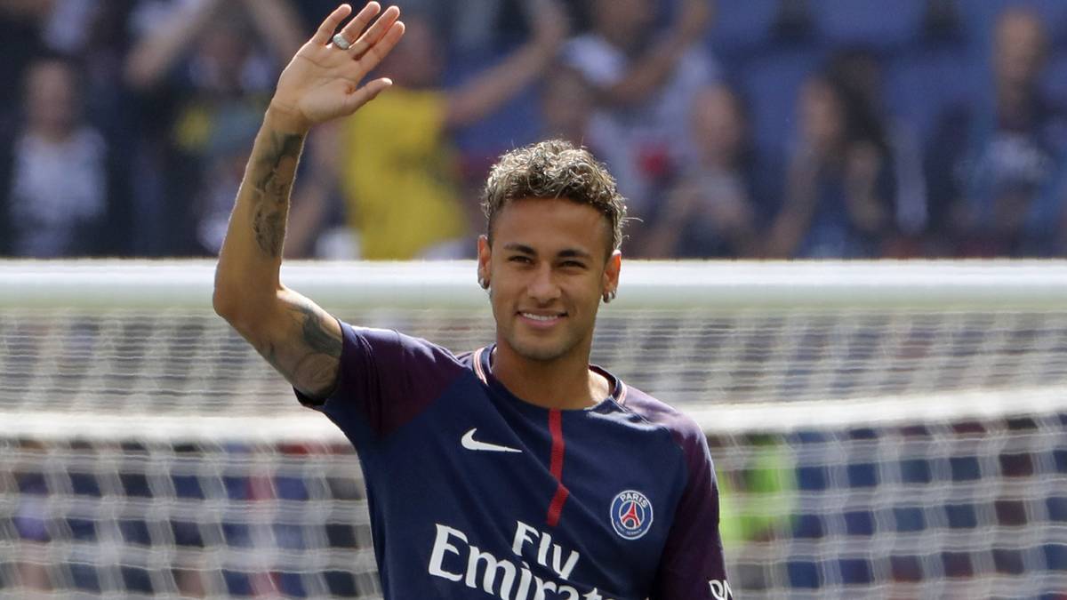 Der Traum der PSG-Fans ist real: Der brasilianische Superstar Neymar trägt ab sofort das Trikot des französischen Vizemeisters