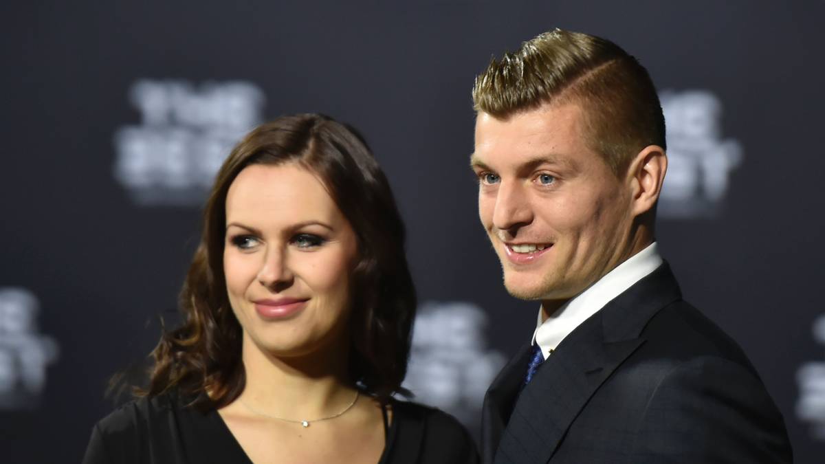 ...während sein Mittelfeld-Partner Toni Kroos mit Ehefrau Jessica Farber erscheint