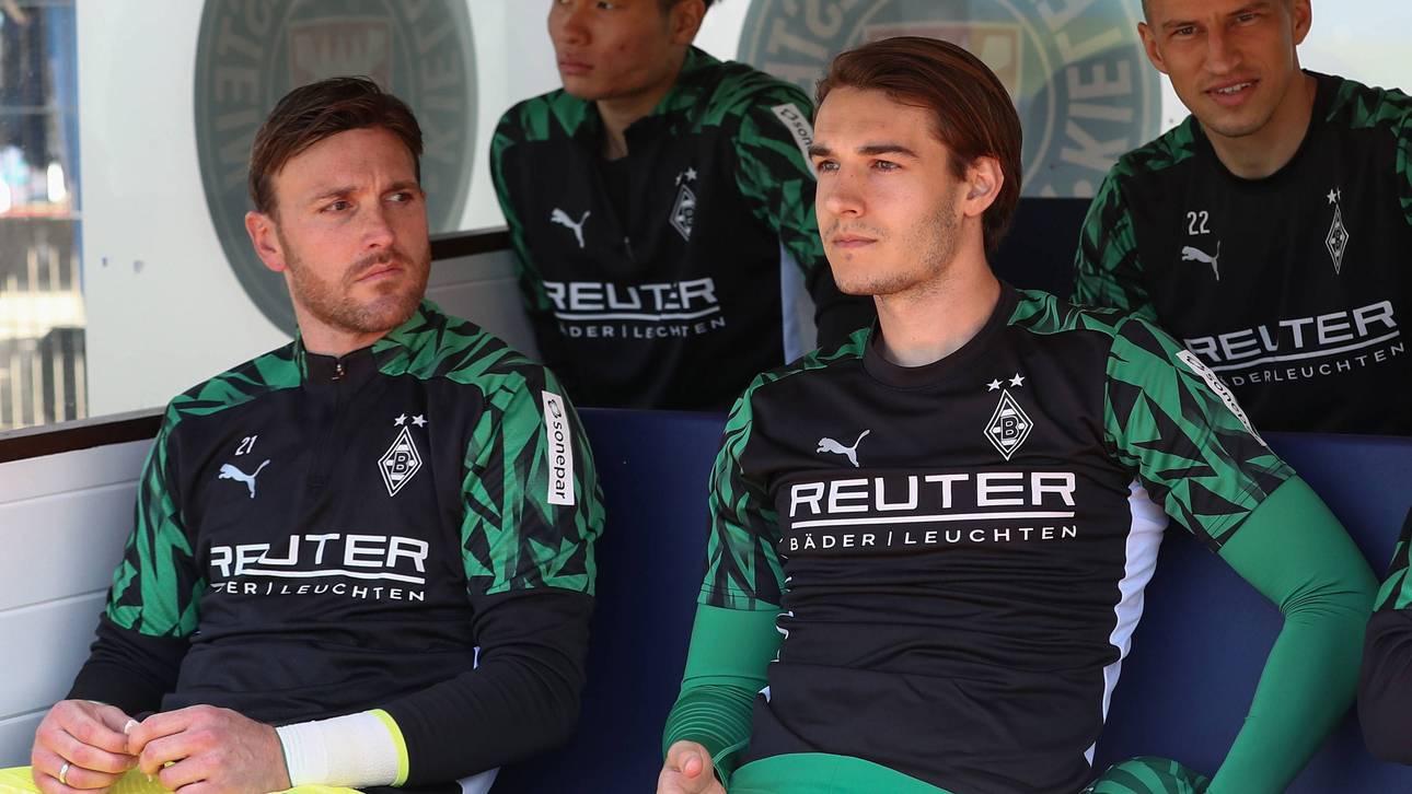 Tobias Sippel (l.) spielt bei Gladbach an der Seite von Florian Neuhaus (r.)