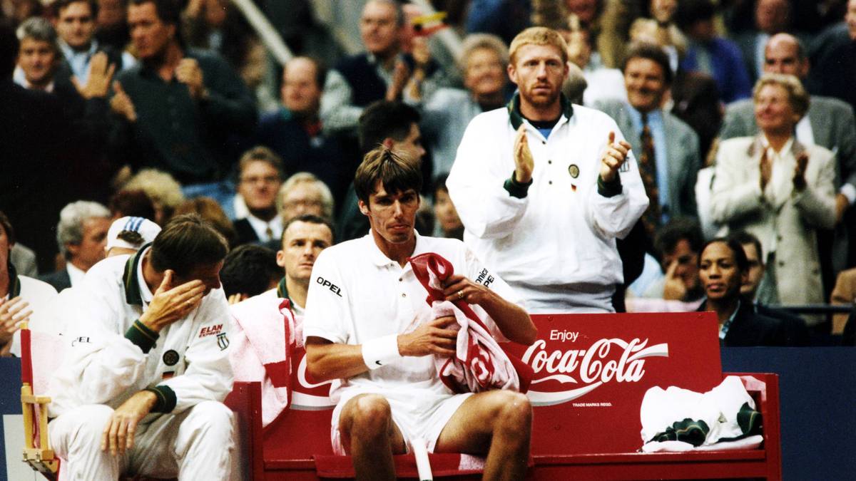 1995 RUSSLAND - DEUTSCHLAND: Im Halbfinale des Davis Cup in Moskau treten Becker und Stich tatsächlich gemeinsam auf den Platz. Das Doppel gegen Jewgeni Kafelnikow und Andrej Olchowski verlieren sie allerdings