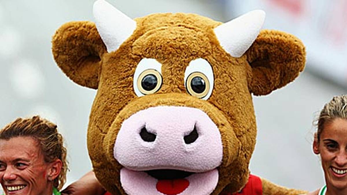 Wer hat sich denn da ins Bild geschlichen? Statt Christelle Daunay posiert Maskottchen Cooly auf dem Podest 