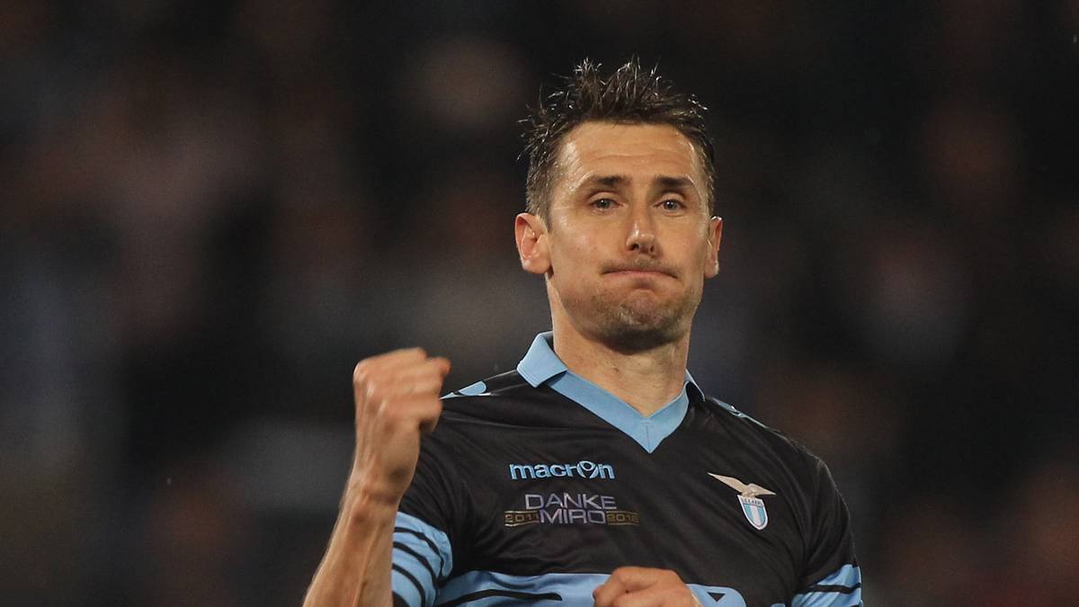 Sportlich läuft es in Kloses letztem Spiel nicht gut. Zwar trifft er in der 74. Minute per Elfmeter, doch seine Mannschaft verliert 2:4 gegen Florenz