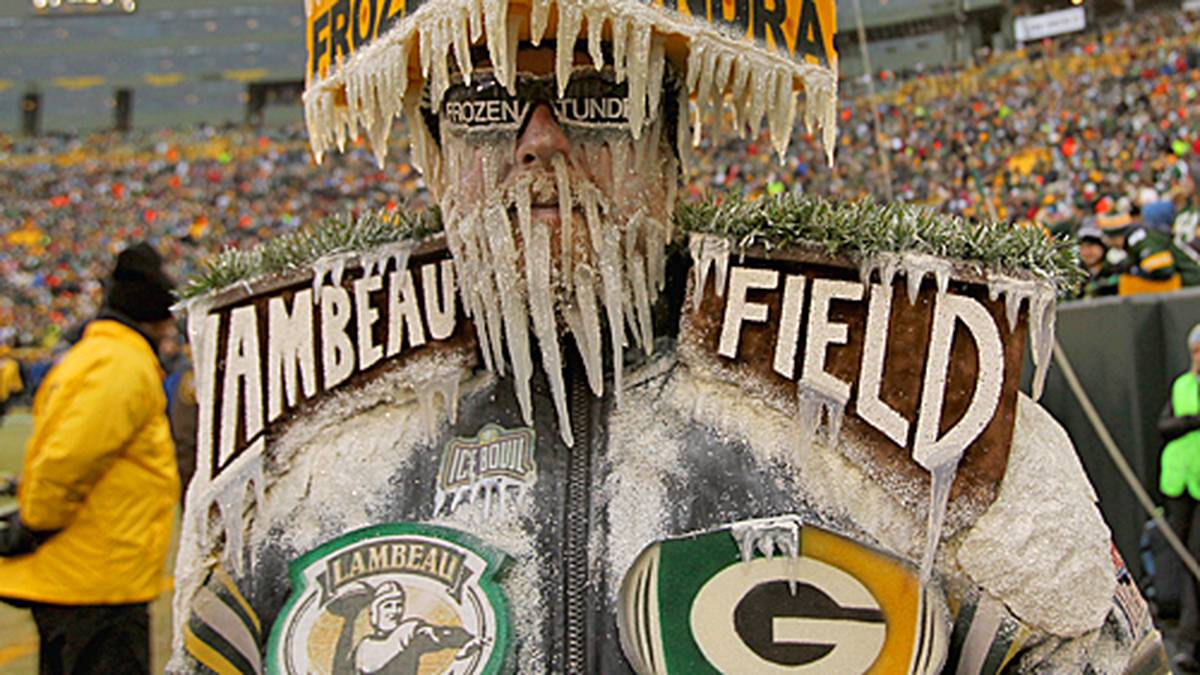 In Green Bay ist es wie immer eisig kalt, doch den Packers-Fans ist das schnuppe. Mit ausgefallenen Kostümen und viel Enthusiasmus wird der Kälte getrotzt