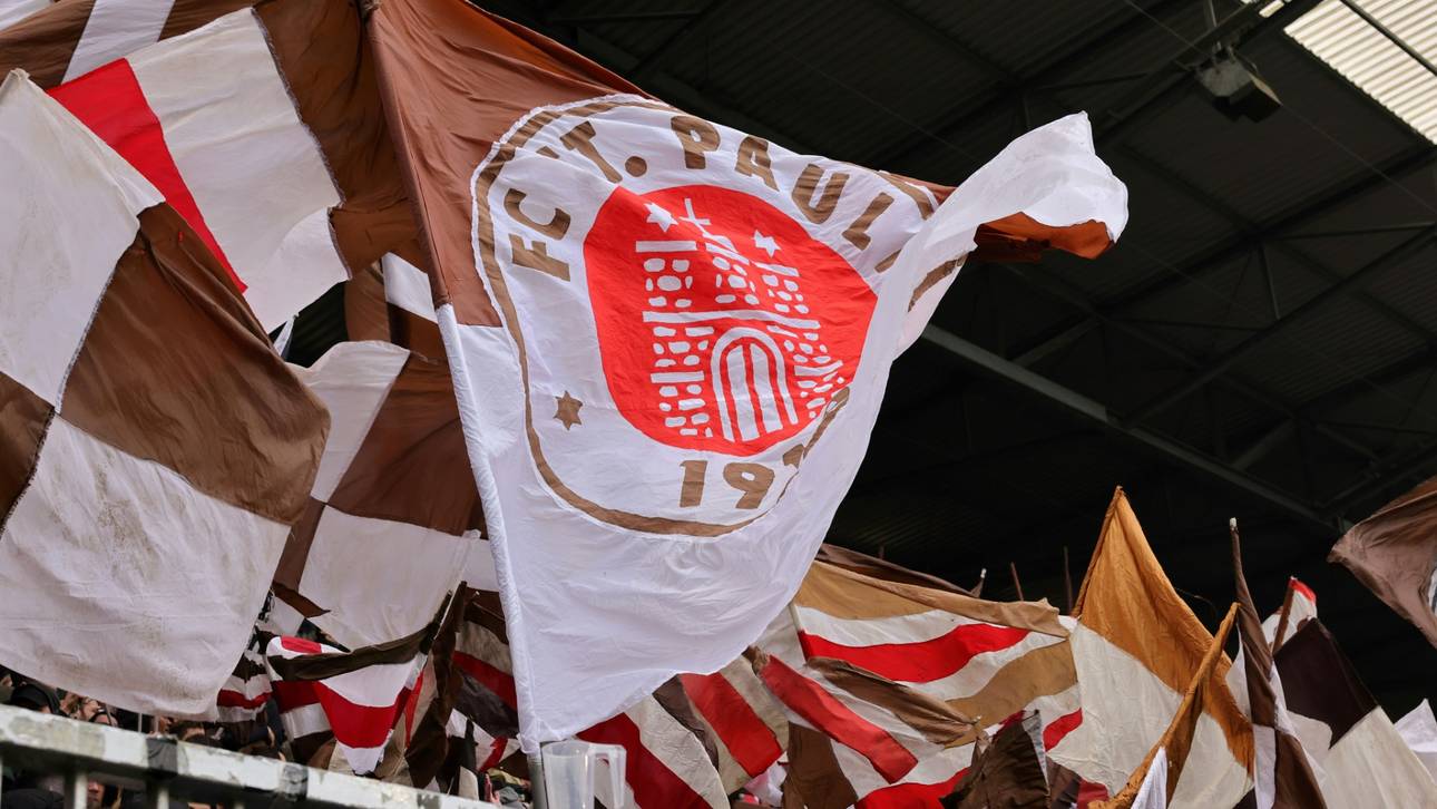 FC Bayern und St. Pauli mit Anti-Rassismus-Trikot
