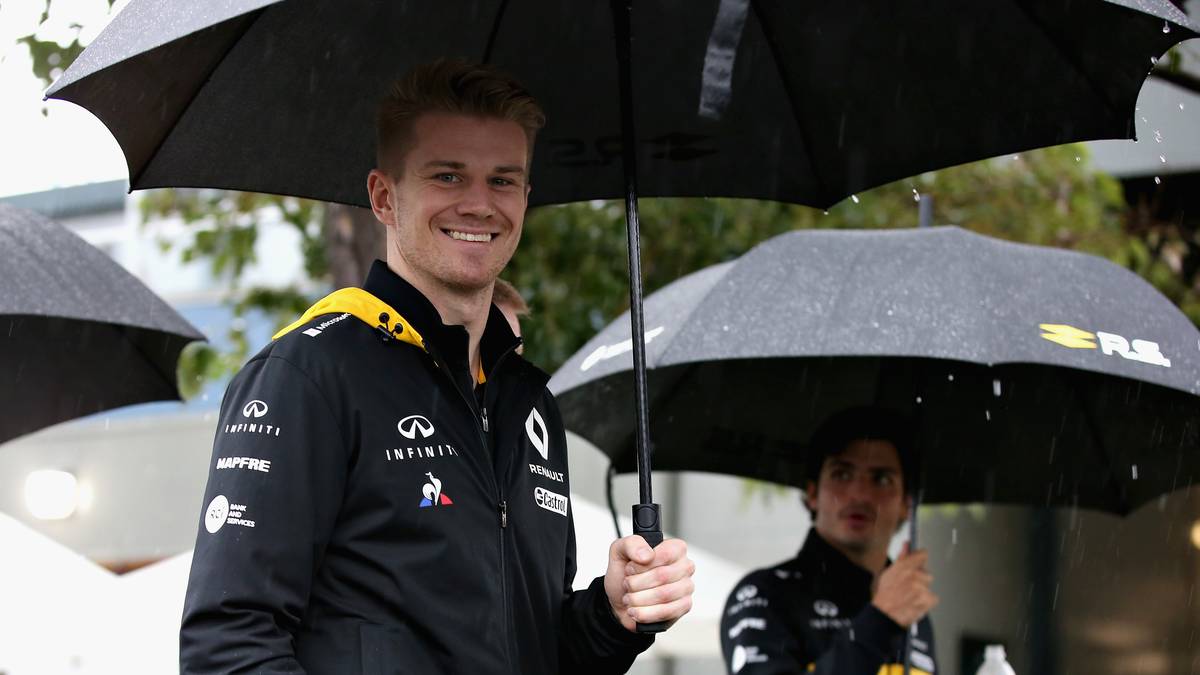 Nico Hülkenberg hat am Morgen des Qualifyings gute Laune. Der Regen gibt schließlich auch Teams wie Renault eine Chance die Top-Teams zu ärgern und für eine faustdicke Überraschung zu sorgen