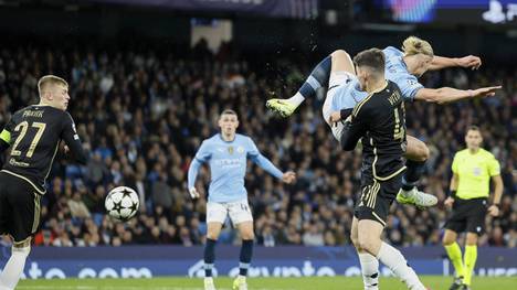 Wie einst gegen den BVB gelingt Erling Haaland ein unglaublich akrobatisches Tor beim Sieg gegen Sparta Prag. City-Trainer Pep Guardiola und Mitspieler Phil Foden loben den Stürmer - und müssen zugleich staunen.