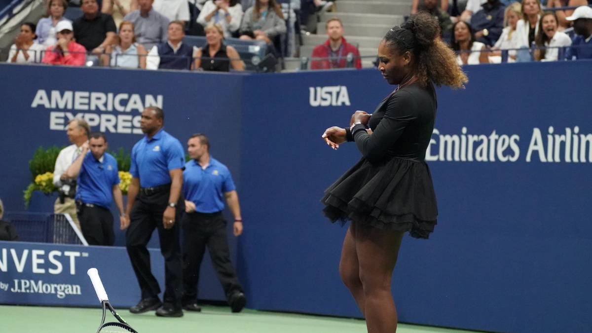 und schmetterte ihr Spielgerät mit aller Kraft auf dem Boden. Keine kluge Entscheidung...