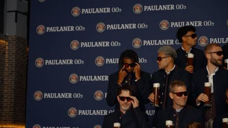 Das Team des FC Bayern zeigte sich bereits vor dem offiziellen Anstich am 19. September in bester Wiesn-Stimmung - mit einer Ausnahme. Michael Olise verzog keine Miene.