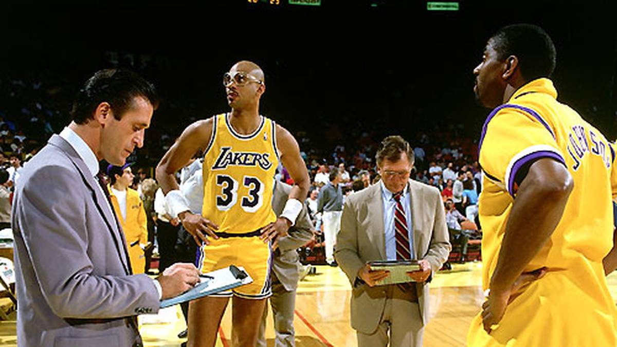 Die Revanche folgte im kommenden Jahr. Im Finale trafen die Lakers wieder auf die Celtics und nach einer deprimierenden Niederlage in Spiel eins, als Los Angeles 148 (!) Punkte zuließ, stabilisierte sich das Team. Ein überragender Abdul-Jabbar führte die Lakers zum Sieg in sechs Spielen