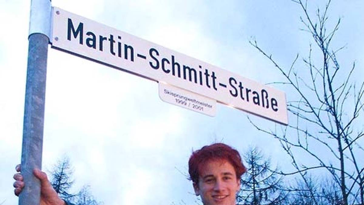 Es folgt seine große Zeit. Die Winter 1998/99 und 1999/2000 dominiert er und feiert zweimal in Folge Gesamtweltcupsieg. Daraufhin wird die Südtangente in Furtwangen, für dessen Skiclub er startet, in Martin-Schmitt-Straße umbenannt