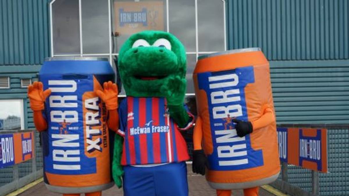 Das allein wäre eigentlich nicht weiter der Erwähnung wert gewesen. Doch an der schottischen Atlantikküste hat man sich dazu auch ein wirklich witziges Wortspiel einfallen lassen und das Maskottchen auf den Namen "Lionel Nessi" getauft. Ob der richtige Messi das auch so witzig findet, ist bislang übrigens nicht bekannt