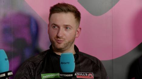 Arno Merk scheitert in der 3. Runde der Darts-WM an Ex-Weltmeister Michael van Gerwen. Im Anschluss erklärt er, welche Wirkung der Niederländer auf seine Gegner einnimmt.