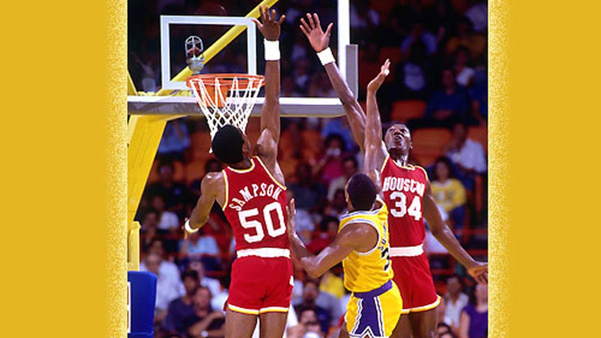 Nach drei Finalteilnahmen in Serie scheiterten die Lakers in der Saison 1985/86 an den Houston Rockets um Hakeem Olajuwon (r.) in den Conference Finals. An "Magic" lag es nicht. Zum zweiten Mal in seiner Karriere schaffte er durchschnittlich ein Double-Double (18,6 Punkten und 12,6 Assists) 