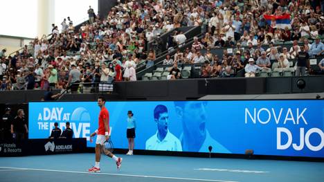 Beim Showmatch von Novak Djokovic saßen tausende Zuschauer im Publikum