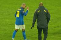 Brasilien bezwingt Chile in der WM-Qualifikation und feiert damit den siebten Sieg im siebten Spiel. Neymar rastet nach dem Spiel aus und muss von einem Bodyguard zurückgehalten werden.