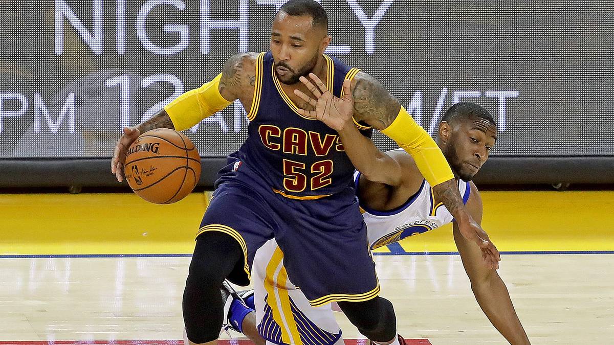 Im Schlussviertel dürfen Reservisten ran, die das nicht (mehr) gewohnt sind - wie Clevelands Mo Williams und Golden States Ian Clark