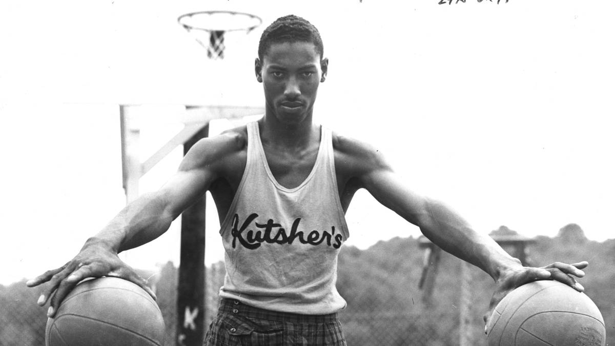 Den Spitznamen "Dipper" oder "The Big Dipper" verdankt er übrigens der Tatsache, dass er sich immer ducken musste, wenn er einen Raum betreten wollte. Schon zu Highschool-Zeiten ragt er heraus. Bei einem 123:21-Erfolg gelangen ihm 90 Punkte