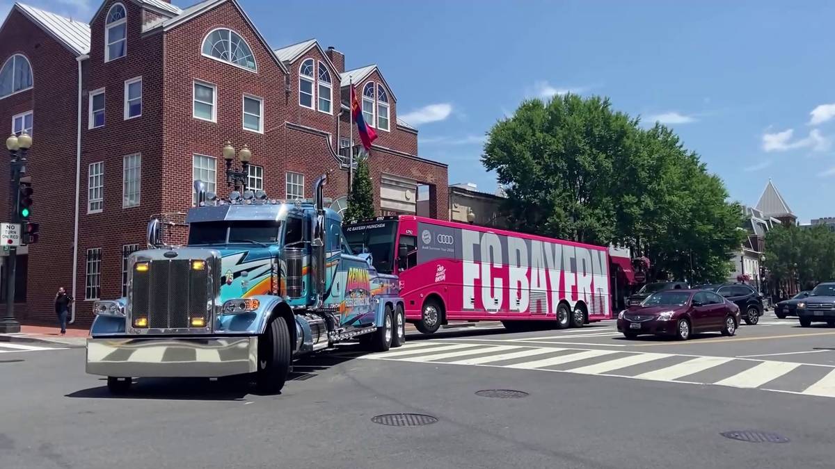 Kuriose Szene am Dienstag in Washington D.C.: Mitten in der Stadt wird der Tour-Bus des FC Bayern abgeschleppt! Einen Unfall gab es nicht, der Bus sprang einfach nicht mehr an.