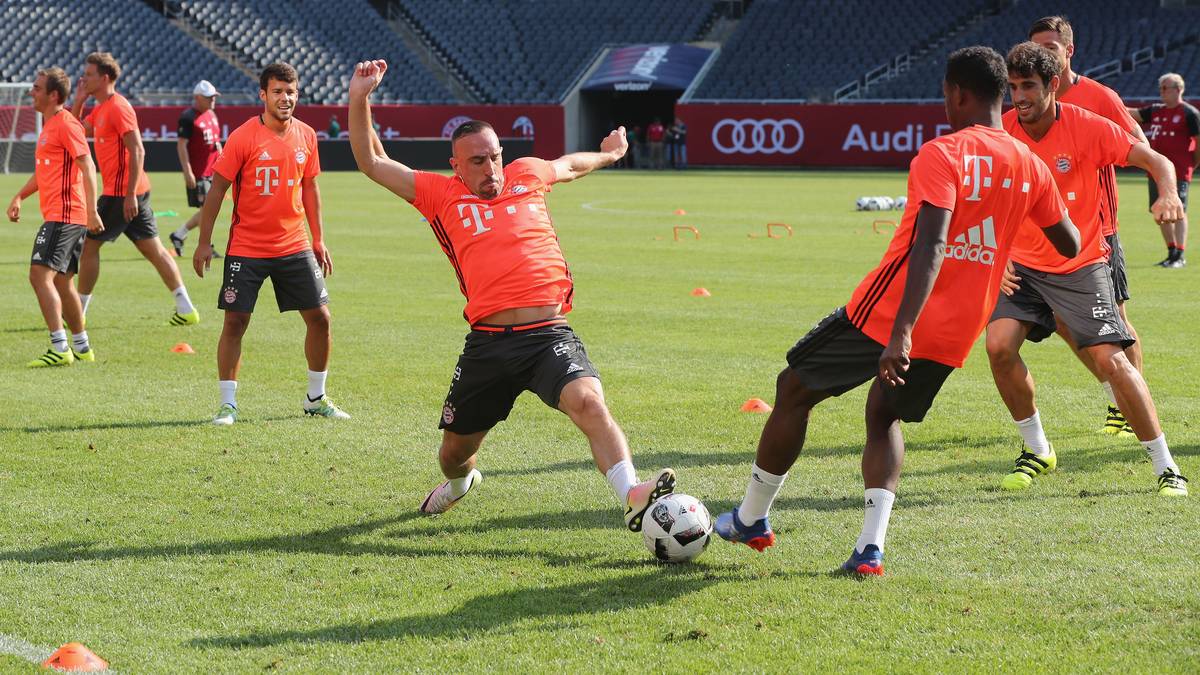 Ribery (vorne) geht im Zweikampf mit David Alaba mit vollem Körpereinsatz drauf