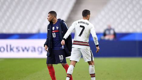 Kylian Mbappé (l.) und Cristiano Ronaldo scheiterten bei der EM mit ihren Teams jeweils im Achtelfinale