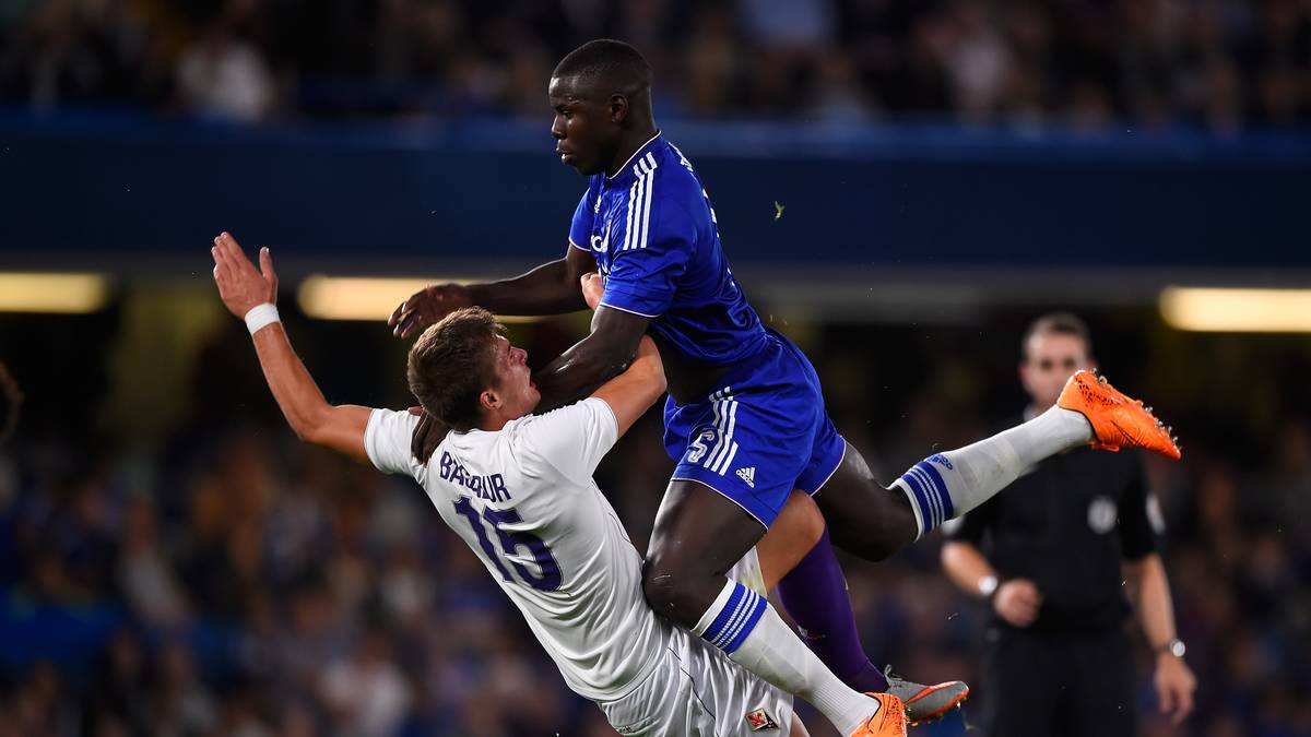 Immer wenn Fußballer im Sprung auf andere losgehen, wird es besonders gefährlich. Chelseas Kurt Zouma rammt Ricardo Bagadur vom AC Florenz in einem Vorbereitungsspiel (!) für die laufende Saison mit unglaublicher Wucht um. Auch der Franzose darf weiterspielen