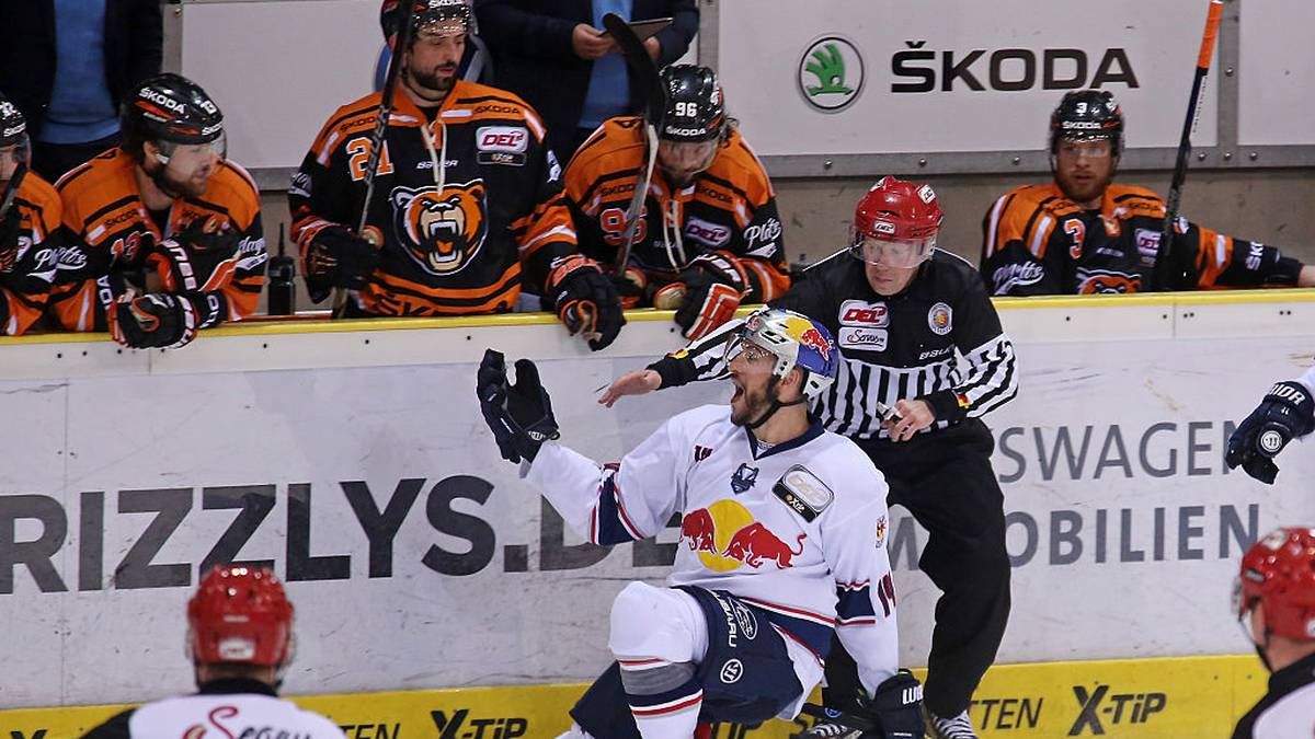 Dass er ein Freund der Provokationen ist, beweist er auch bei diesem Jubel vor der Wolfsburger Bank