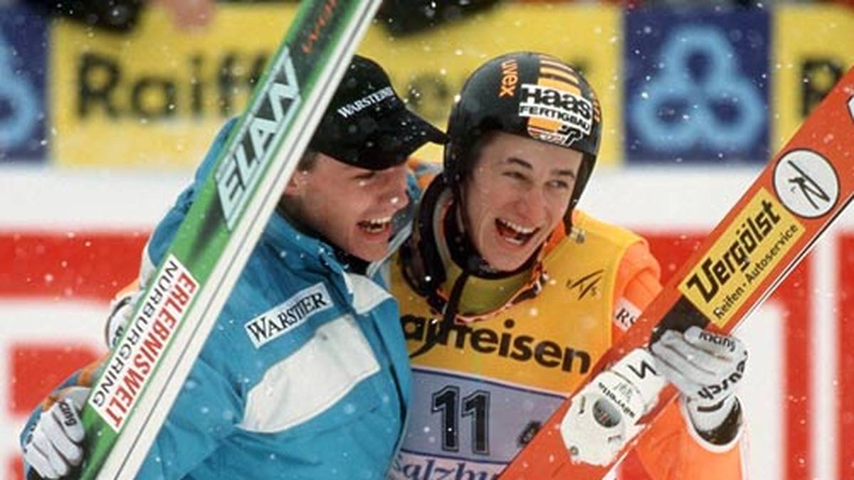 Gemeinsam mit Sven Hannawald (l.) fährt Schmitt einen Erfolg nach dem anderen ein. Das Skispringen erfährt einen gewaltigen Boom, die beiden werden verehrt wie Popstars und Skispringen wird zu einer der bedeutendsten und meist verfolgten Sportarten Deutschlands. Am heutigen Standing der Sportart haben Schmitt und Hannawald einen elementären Anteil