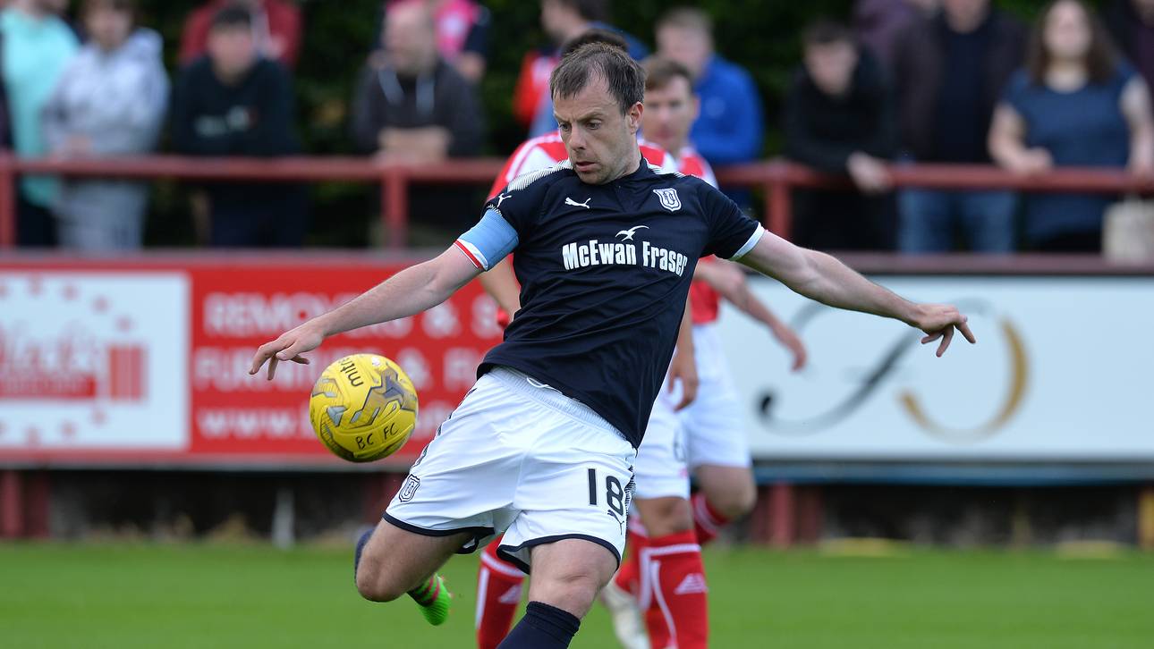 Fußball-Profi spielt mit Fußfessel