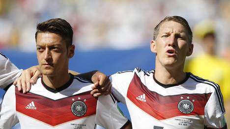 Mesut Özil (l.) und Bastian Schweinsteiger wurden 2014 in Brasilien gemeinsam Weltmeister
