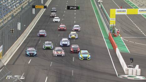 Chemnitzer Fugel holt sich im zweiten Rennen der TCR den Sieg vor Proczyk und Buri.