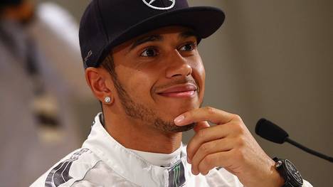 Lewis Hamilton vom Formel-1-Team Mercedes grinst auf einer Pressekonferenz