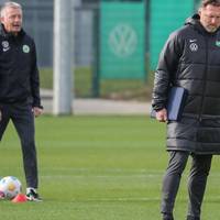 Der neue Trainer des VfL Wolfsburg steht von Beginn an unter Druck. Am Samstag geht es auswärts gegen Werder Bremen.