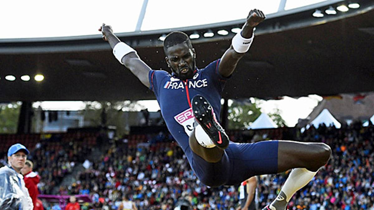 Tag 4: Der Franzose Kafetien Gomis kommt in der Weitsprung-Qualifikation nicht nur weit, sondern vermöbelt unterwegs im Bruce-Lee-Stil noch ein paar imaginäre Gegner